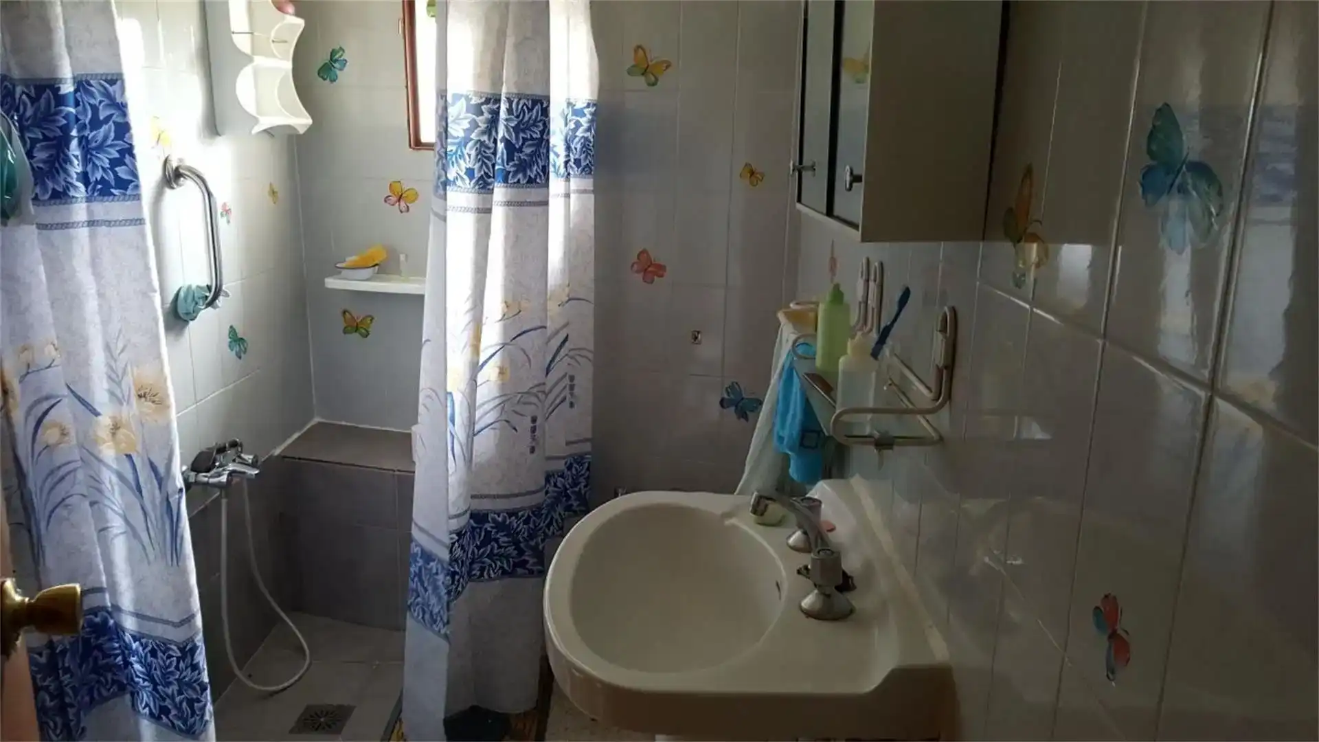 Baño de Casa adosada en venta en Valdeverdeja con Amueblado, Lavadora y Microondas
