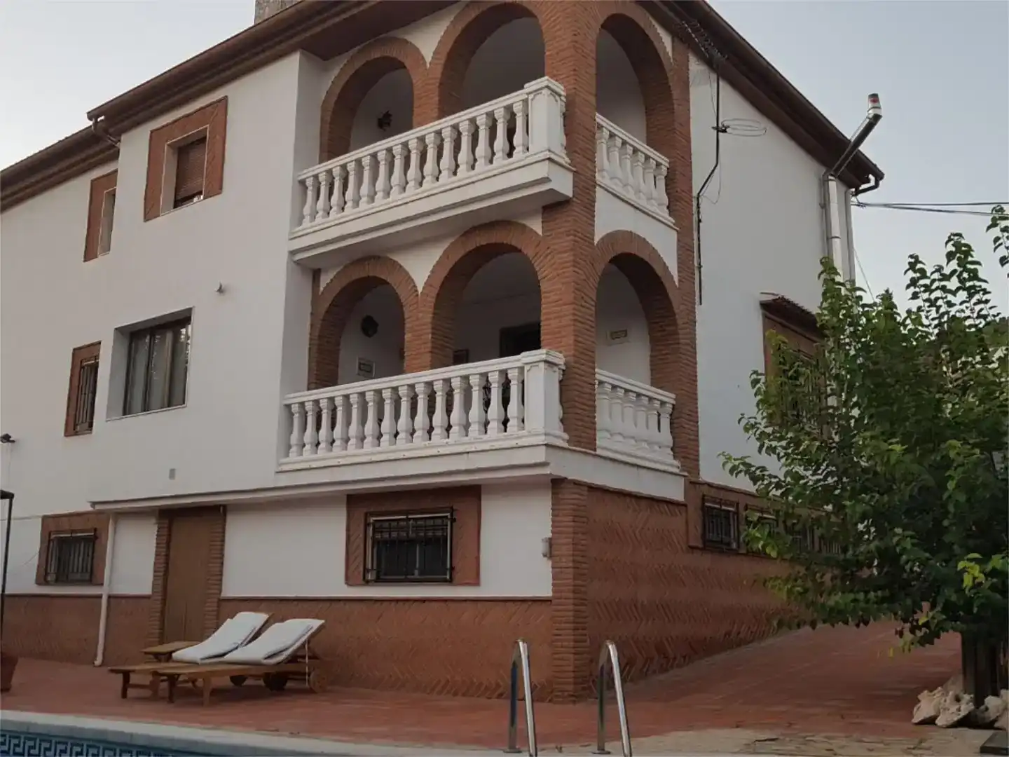 Vista exterior de Casa o xalet en venda en Loja amb Jardí privat, Piscina i Moblat