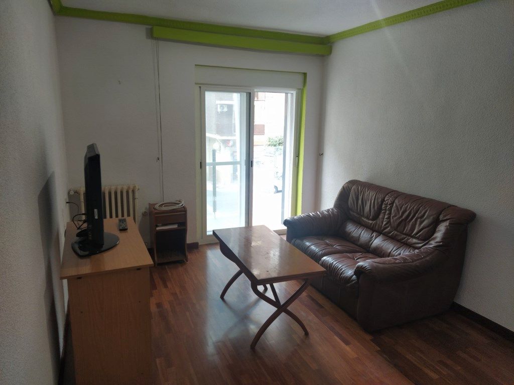 Living room of Flat for sale in Salamanca Capital  with Heating, Parquet flooring and Oven