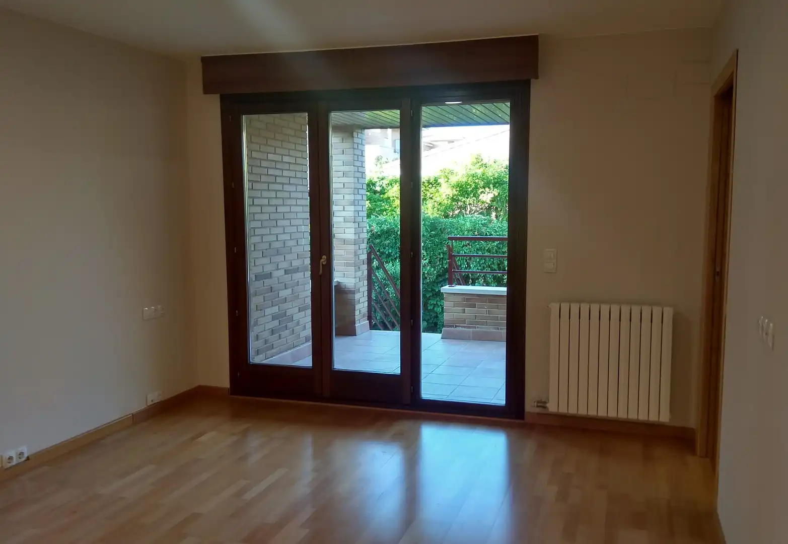 Living room of Houses for sale in Zaragoza  with Air Conditioner, Private garden and Parquet flooring