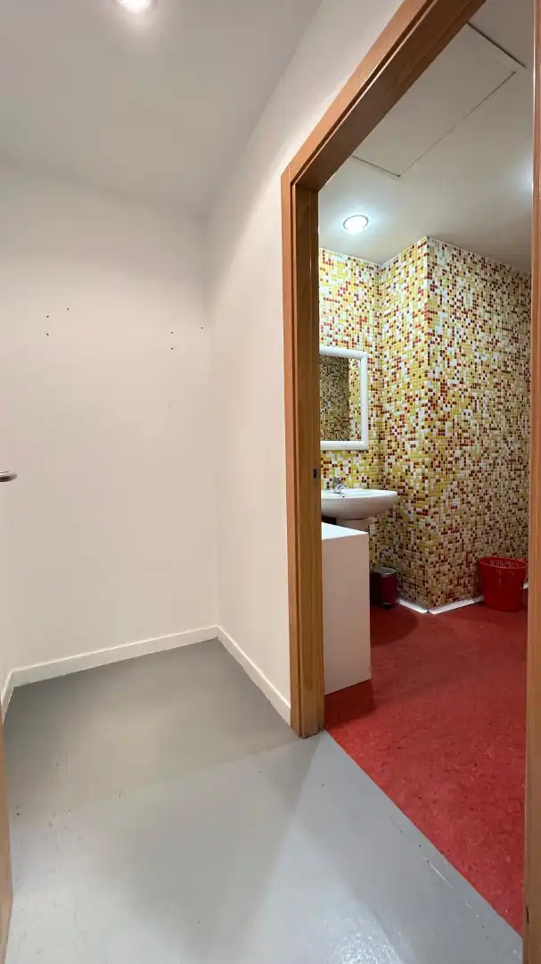 Baño de Local de alquiler en Burgos con Calefacción y Alarma