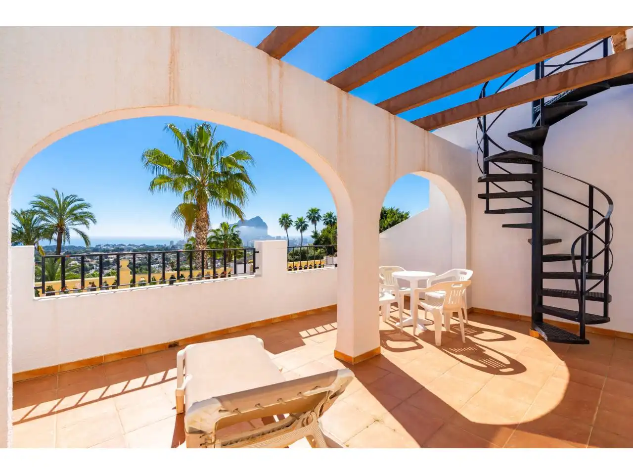 Terrasse von Einfamilien-Reihenhaus zum Verkauf in Calpe / Calp mit Klimaanlage, Terrasse und Möbliert