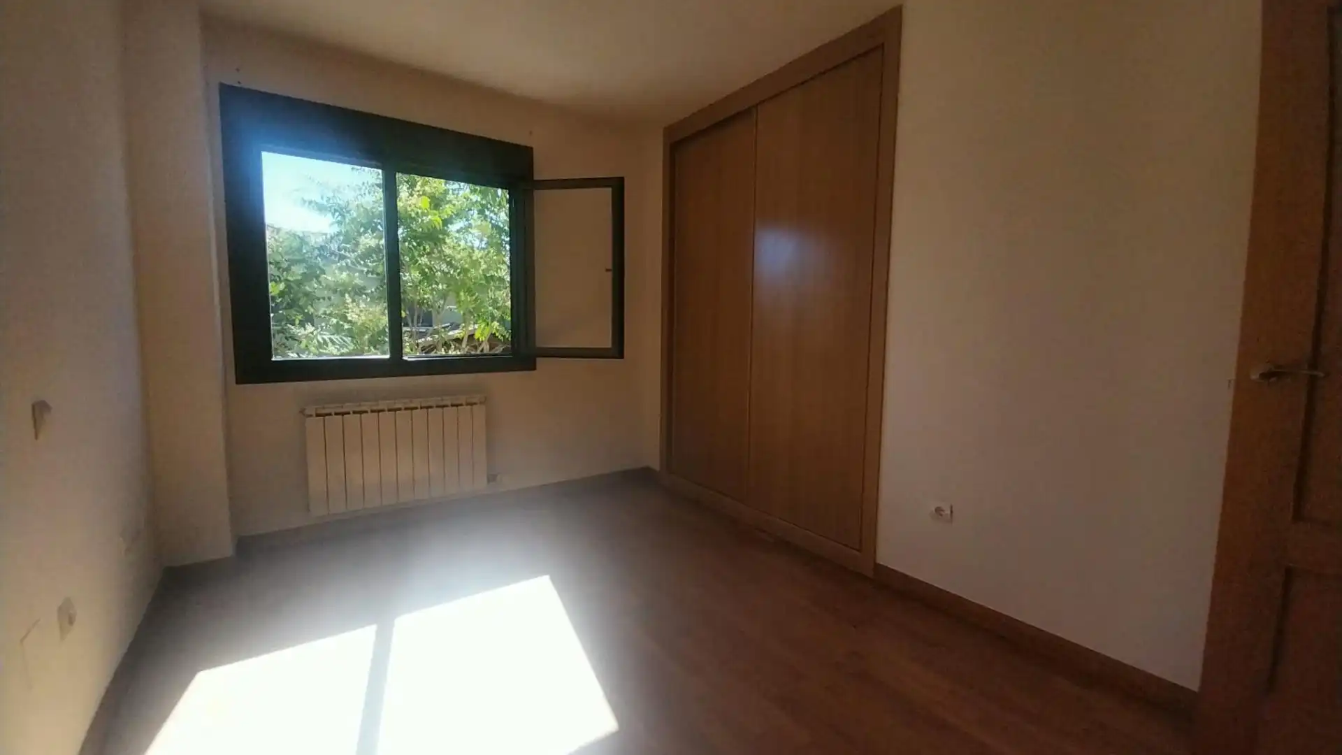 Habitación de Casa adosada en venta en Tudela de Duero con Calefacción y Jardín privado