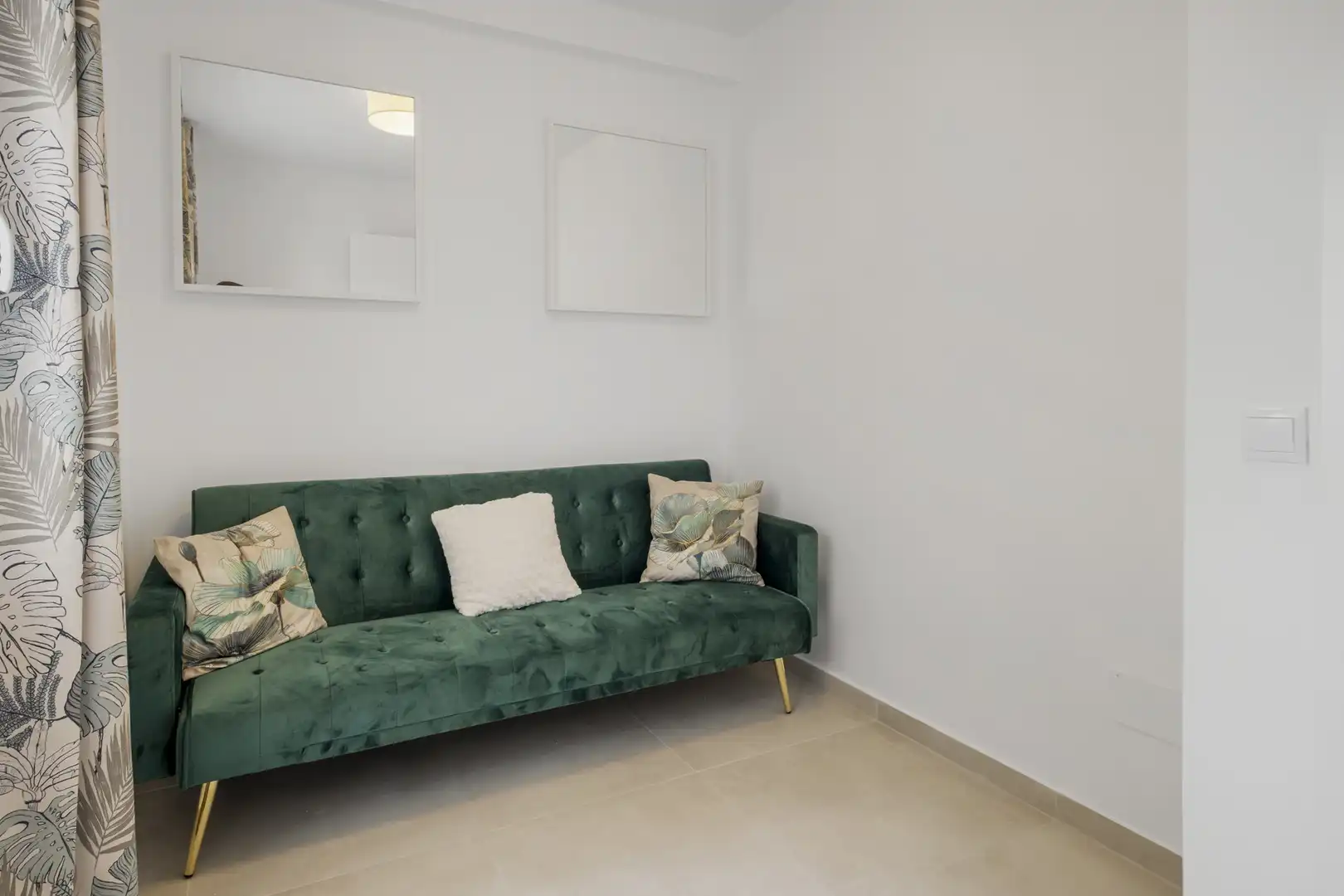Sala de estar de Apartamento en venta en Estepona con Aire acondicionado, Terraza y Amueblado