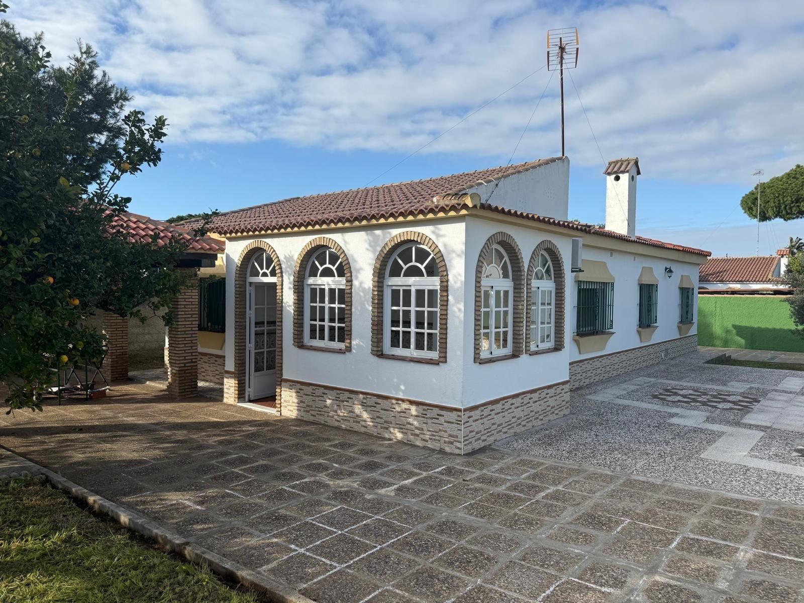 Vista exterior de Casa o xalet en venda en Chiclana de la Frontera amb Jardí privat i Traster