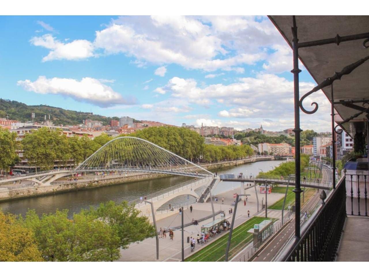 Vista exterior de Pis de lloguer en Bilbao  amb Calefacció, Parquet i Traster