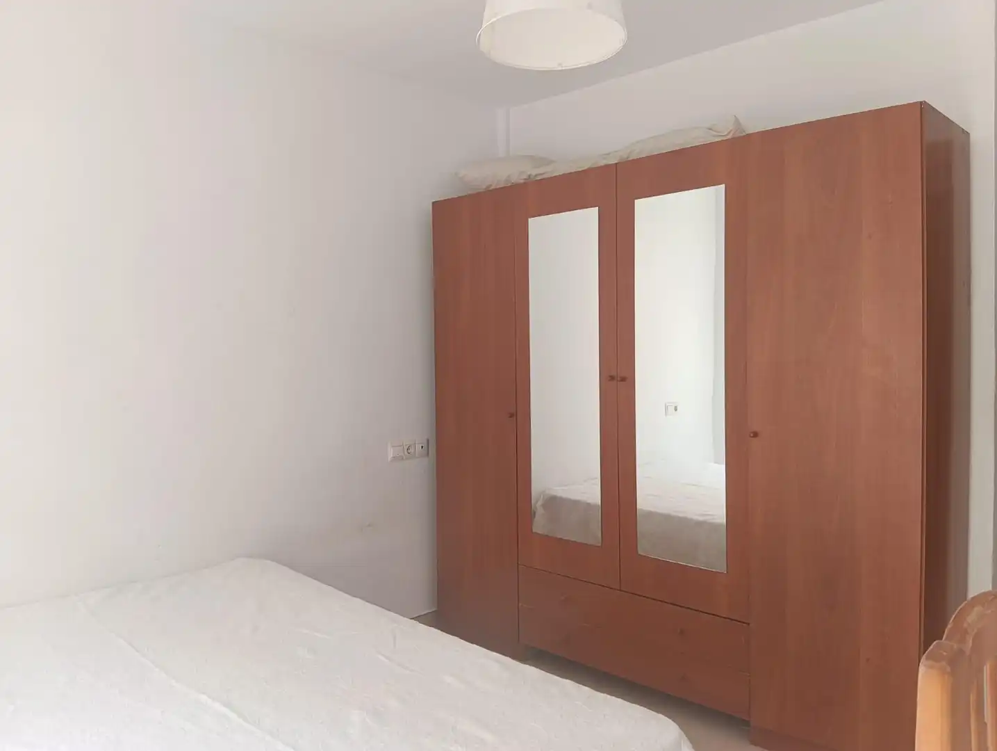 Habitación de Piso de alquiler en Granada con Terraza y Amueblado