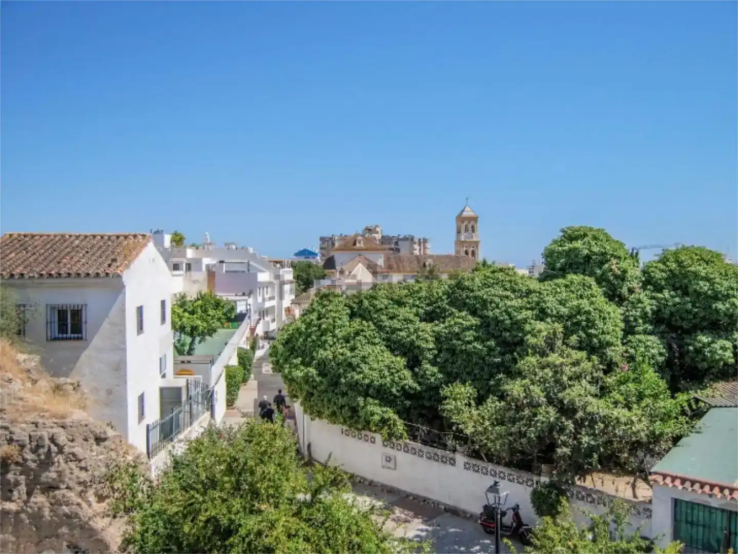 Vista exterior de Casa adosada en venda en Marbella amb Balcó