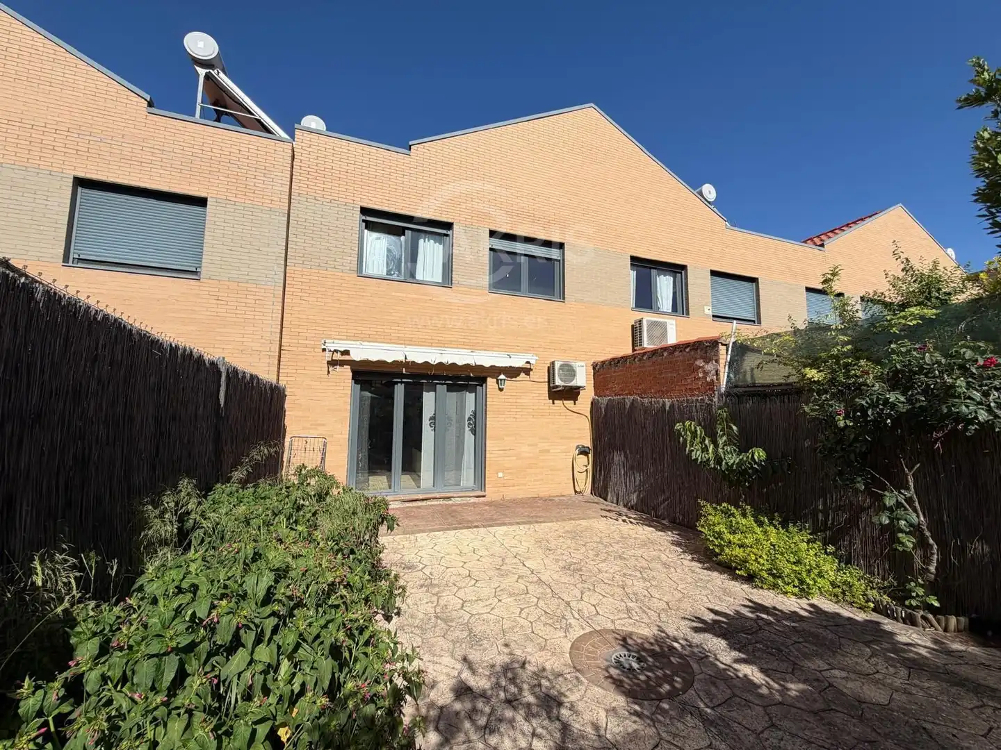 Vista exterior de Casa adosada en venda en Ontígola amb Aire condicionat, Calefacció i Jardí privat