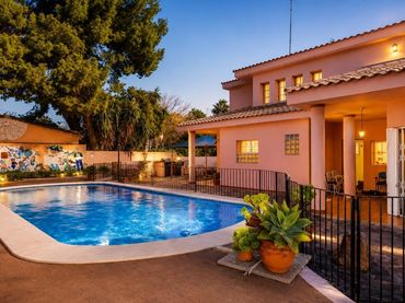 Villa con piscina in vendita a SERRANS ELS 18
