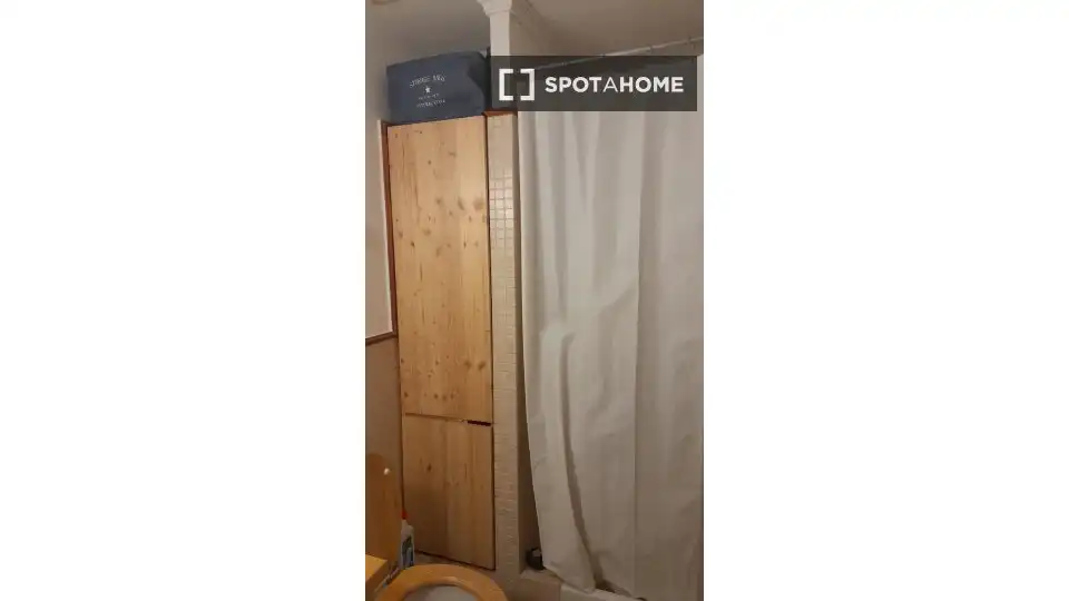 Bany de Pis de lloguer en L'Hospitalet de Llobregat amb Aire condicionat, Calefacció i Moblat