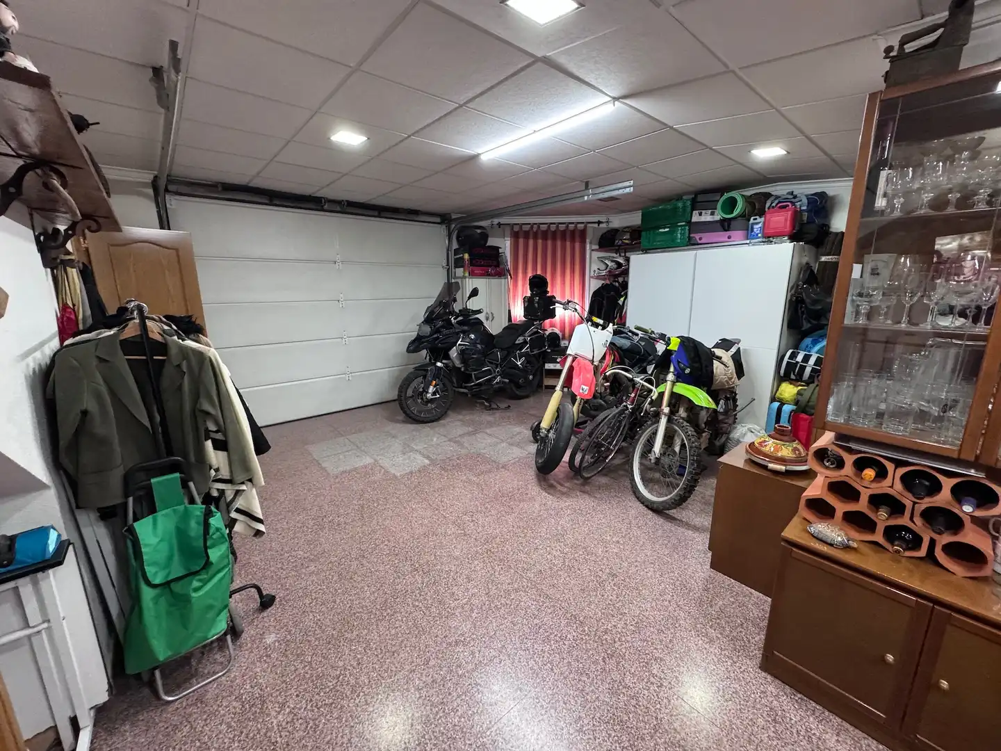Parkplatz von Einfamilien-Reihenhaus zum Verkauf in Villena mit Heizung, Terrasse und Abstellraum