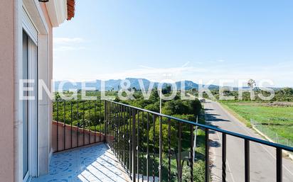 Vista exterior de Casa o xalet en venda en Riola amb Aire condicionat, Terrassa i Balcó