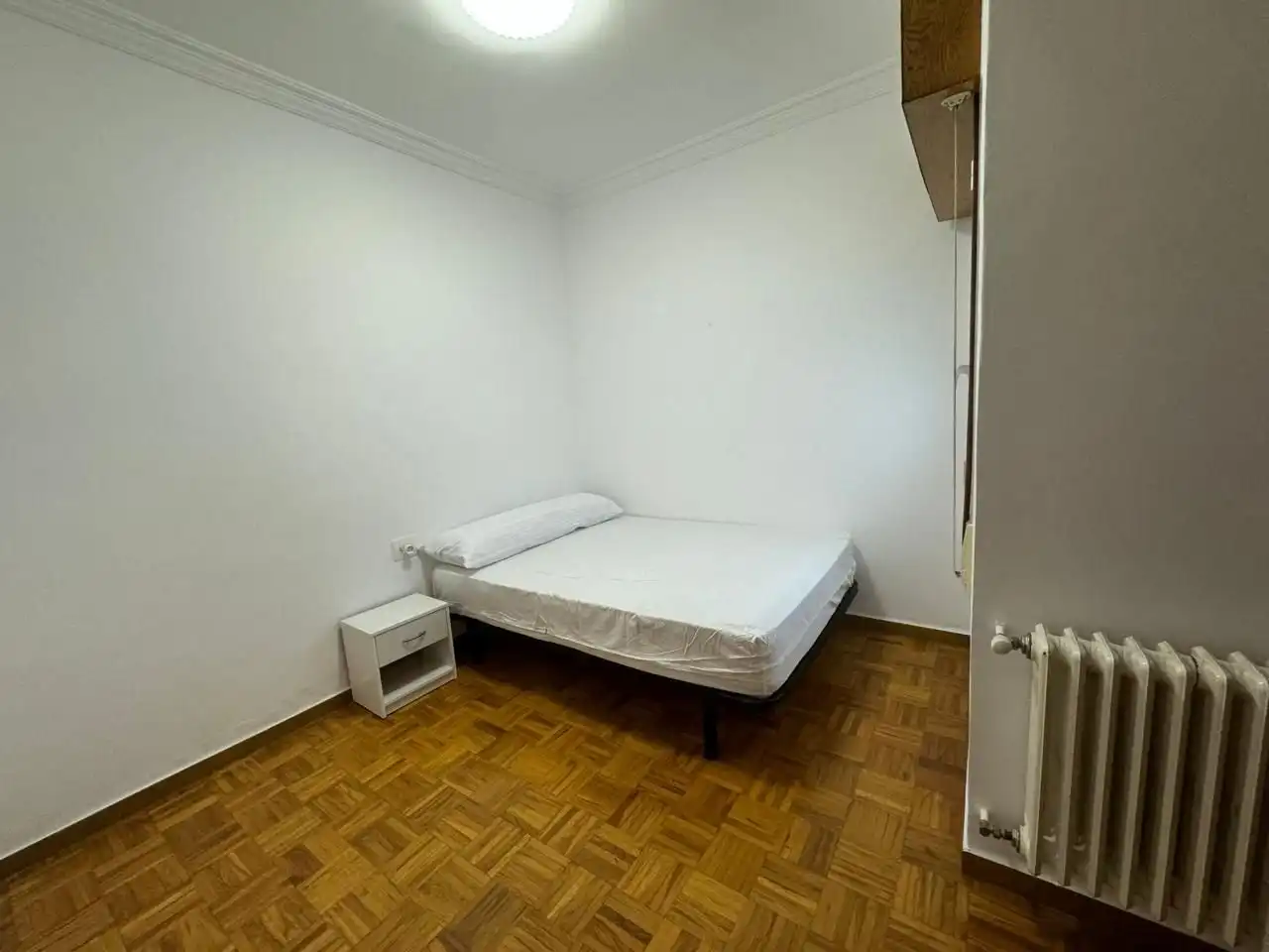 Bedroom of Flat for share in Ourense Capital   with Heating, Parquet flooring and Furnished