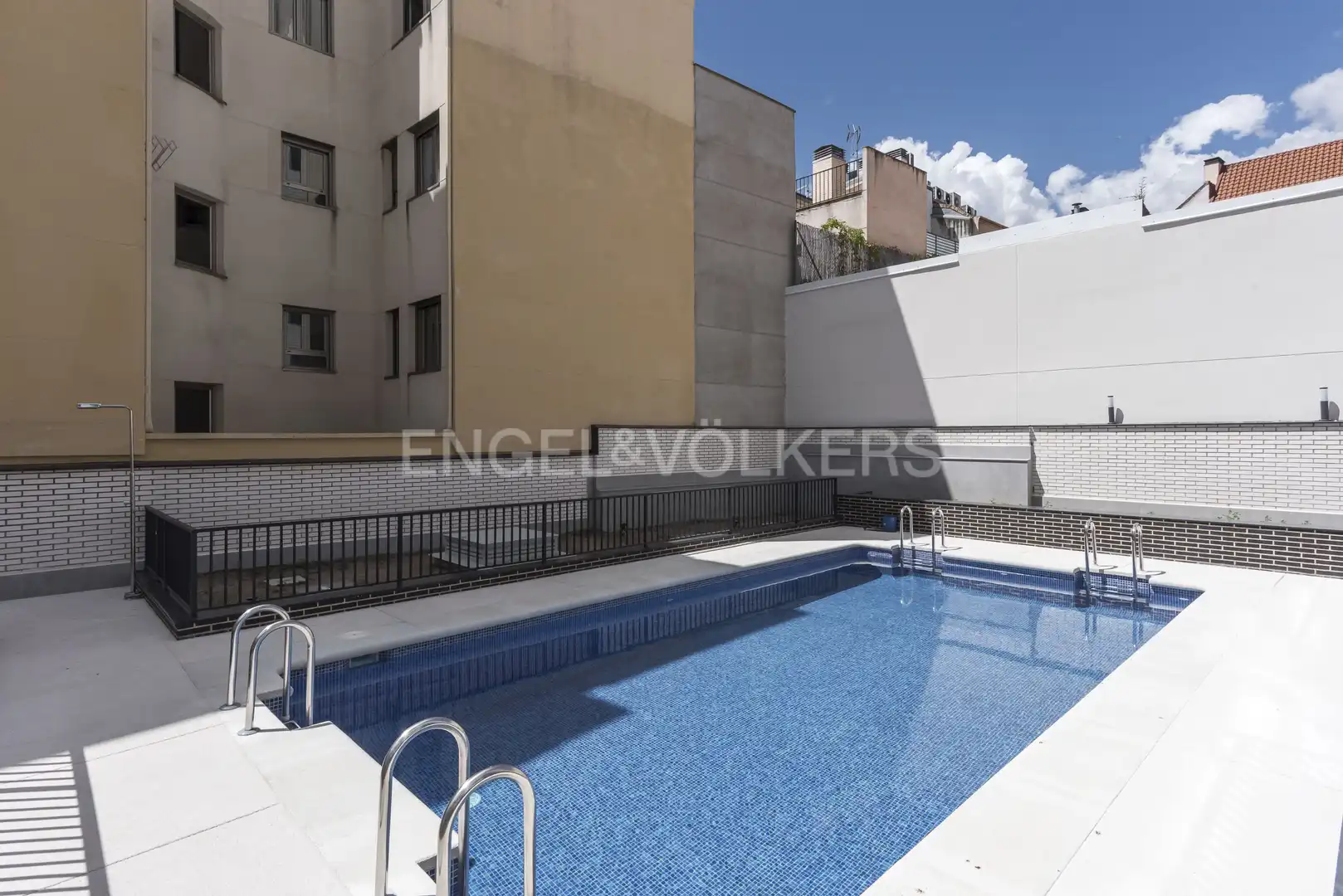 Piscina de Pis de lloguer en Madrid amb Aire condicionat, Calefacció i Terrassa