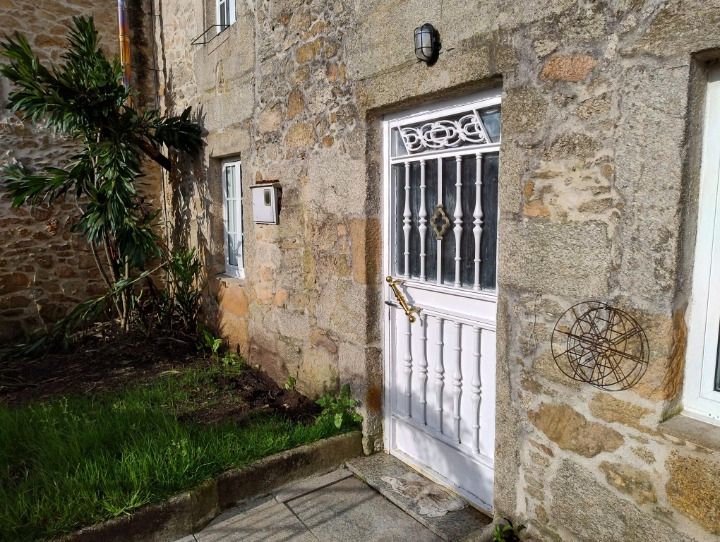 Einfamilien-Reihenhaus zum Verkauf in Teo mit Heizung, Privatgarten und Ofen