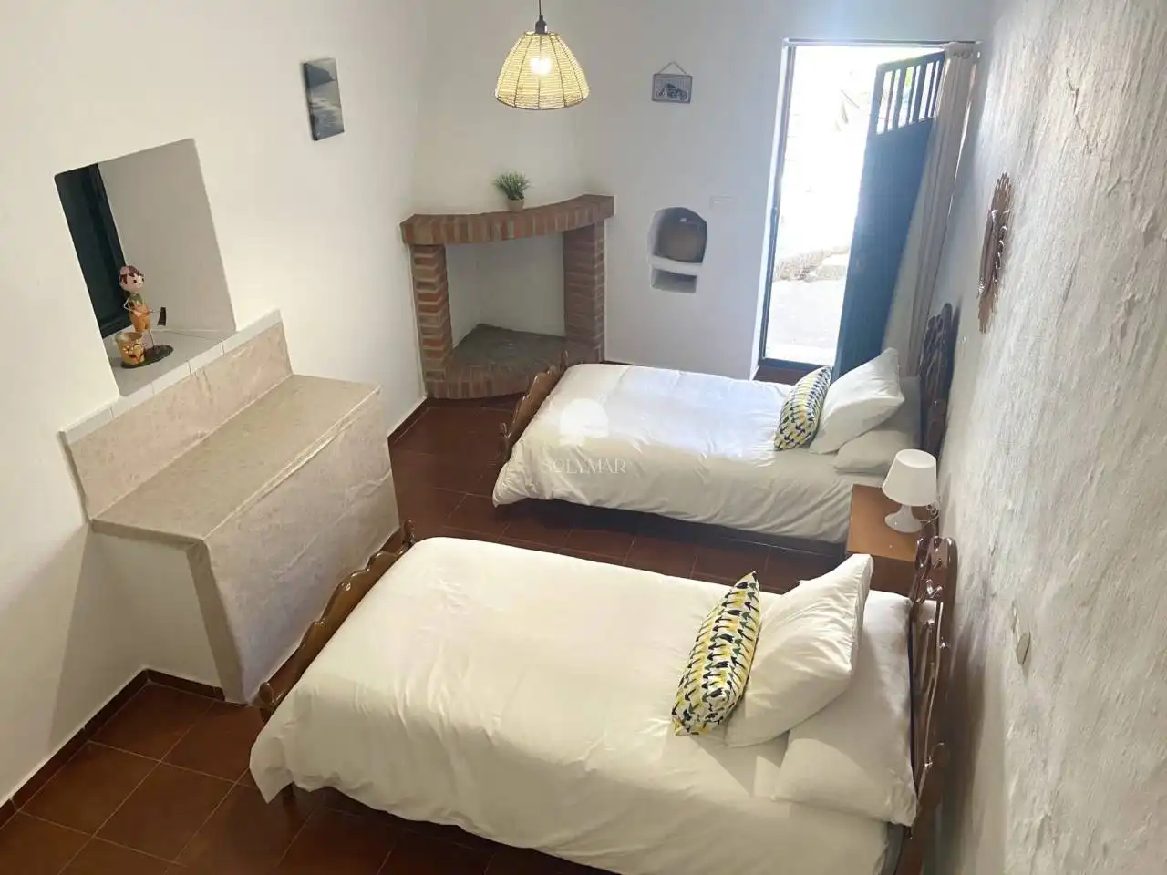 Dormitori de Finca rústica de lloguer en Árchez amb Aire condicionat i Piscina