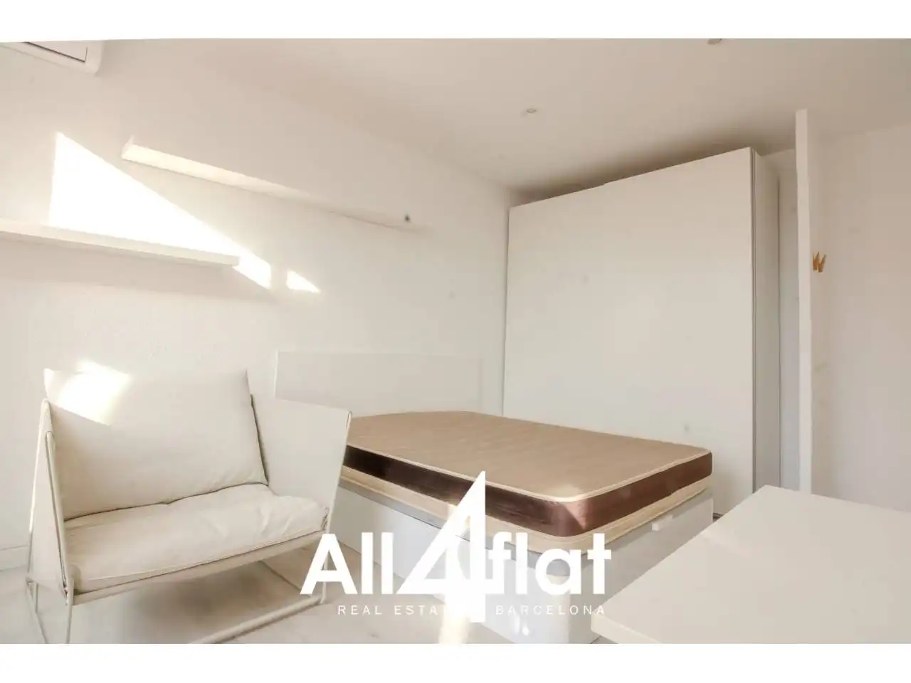 Schlafzimmer von Dachboden zur Miete in Barcelona mit Klimaanlage, Heizung und Parkett