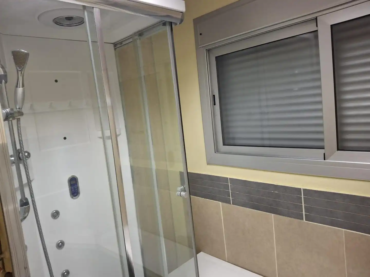 Baño de Local de alquiler en Mataró con Aire acondicionado
