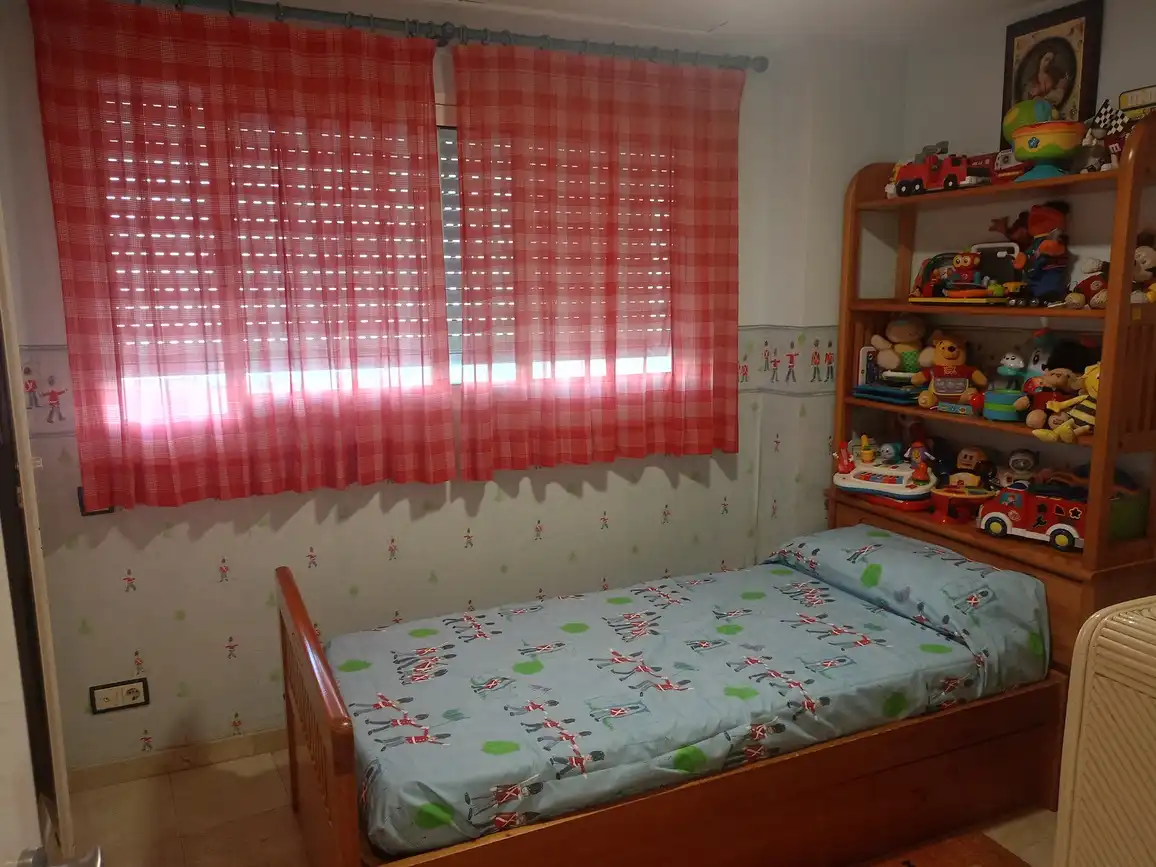 Dormitori de Apartament de lloguer en Gandia amb Aire condicionat, Terrassa i Moblat