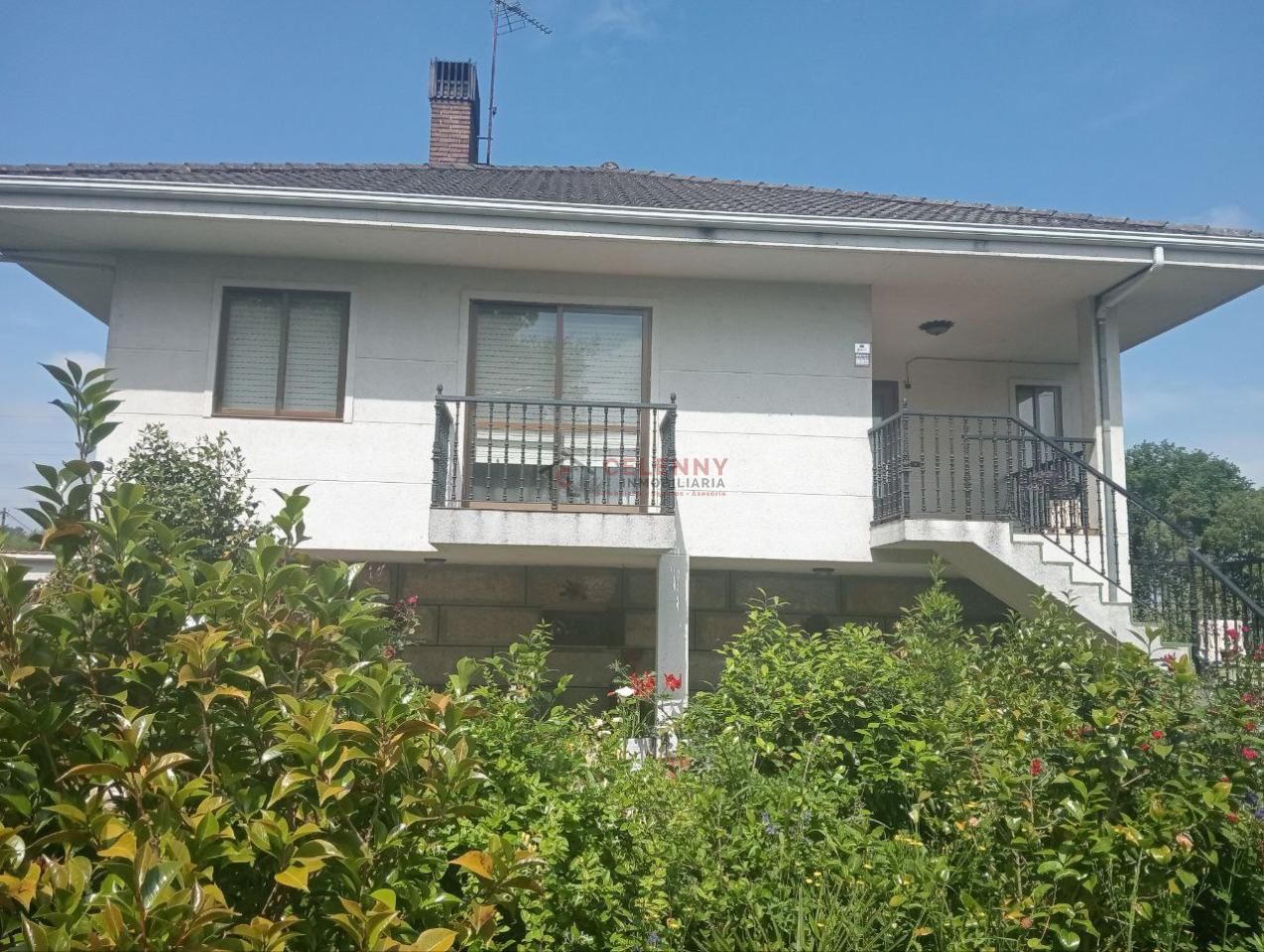 Vista exterior de Casa o xalet en venda en San Cibrao das Viñas amb Calefacció, Jardí privat i Terrassa