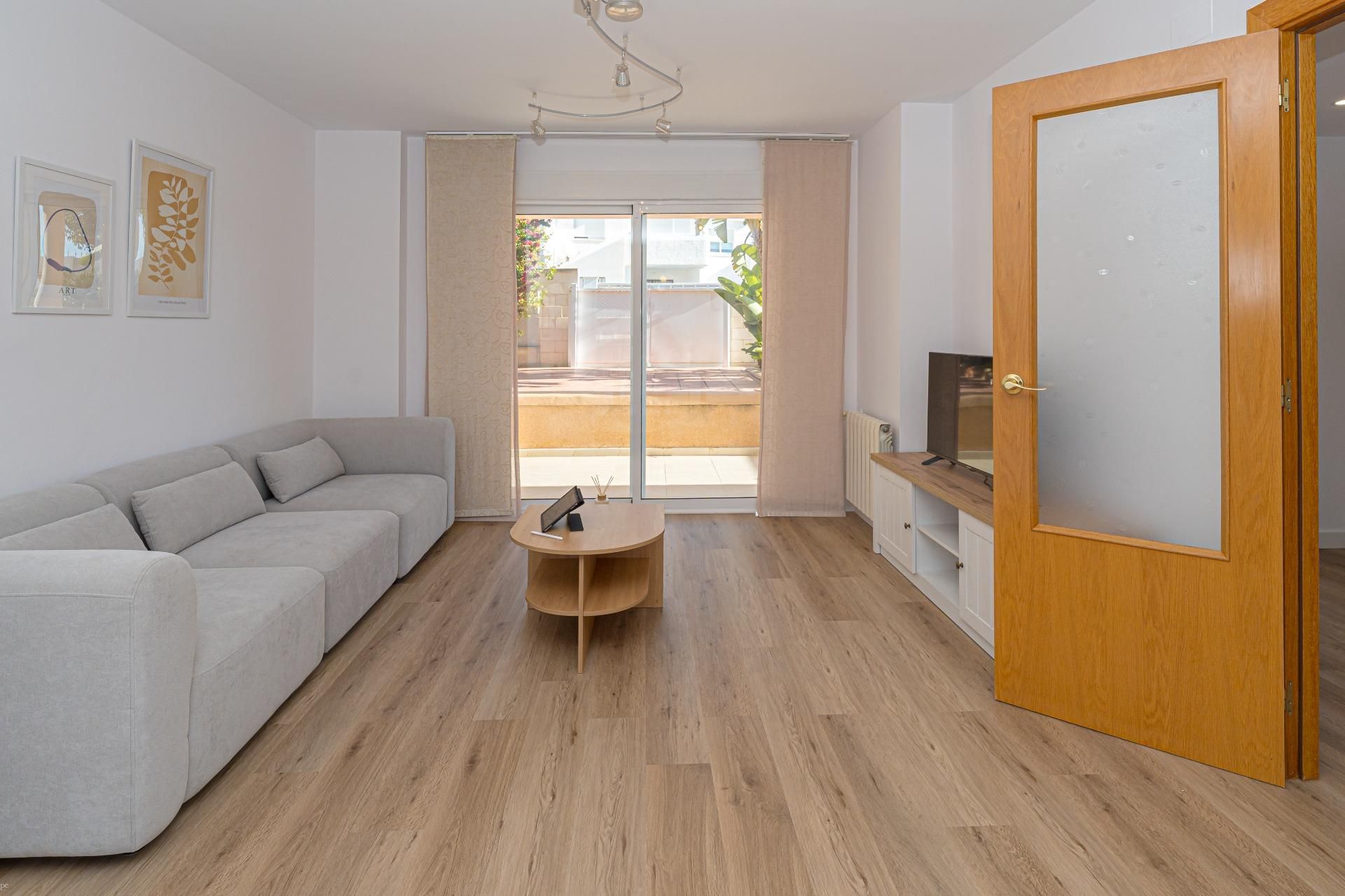Sala d'estar de Casa adosada en venda en La Nucia amb Aire condicionat, Jardí privat i Terrassa