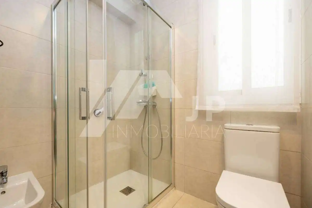Badezimmer von Wohnung zum Verkauf in Granada mit Klimaanlage, Heizung und Terrasse