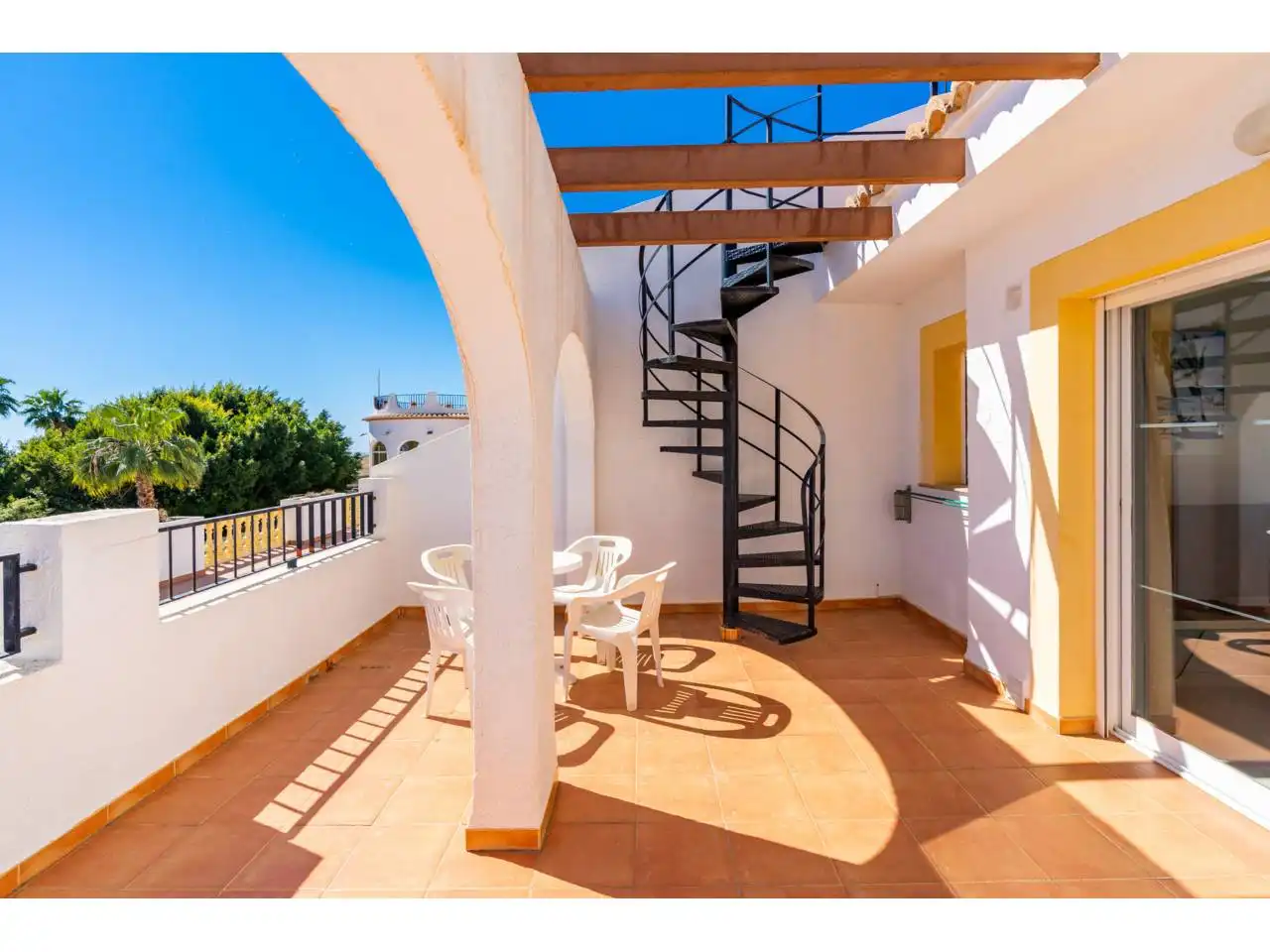 Terrasse von Einfamilien-Reihenhaus zum Verkauf in Calpe / Calp mit Klimaanlage, Terrasse und Möbliert