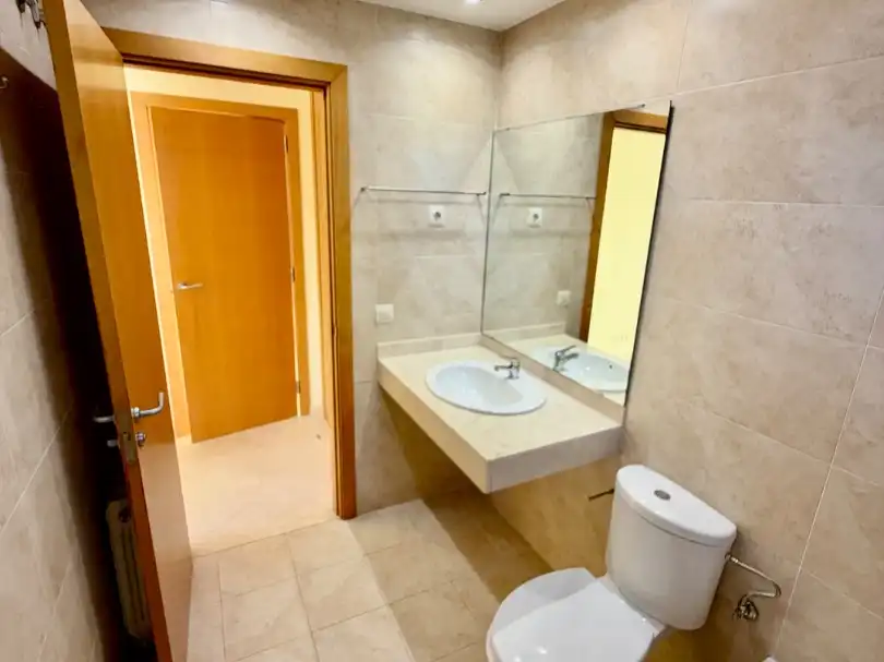 Bathroom of Flat for rent in  Barcelona Capital  with Air Conditioner, Terrace and Balcony