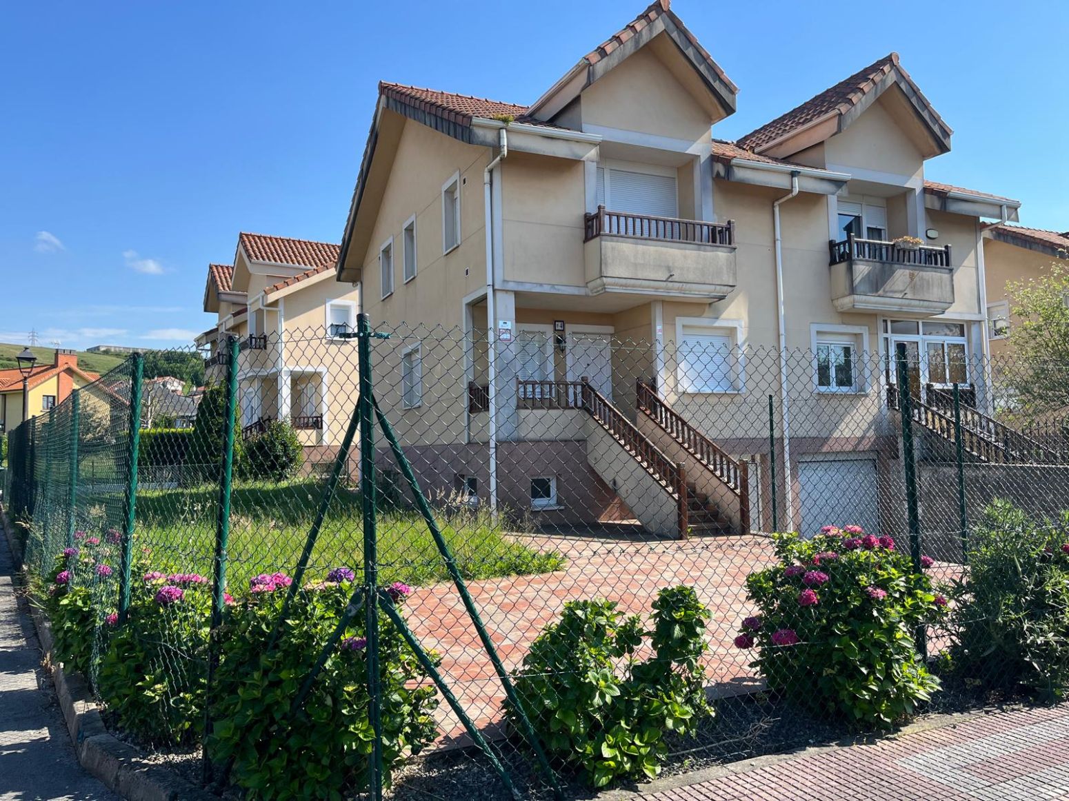 Vista exterior de Casa adosada en venda en Camargo amb Calefacció, Jardí privat i Parquet