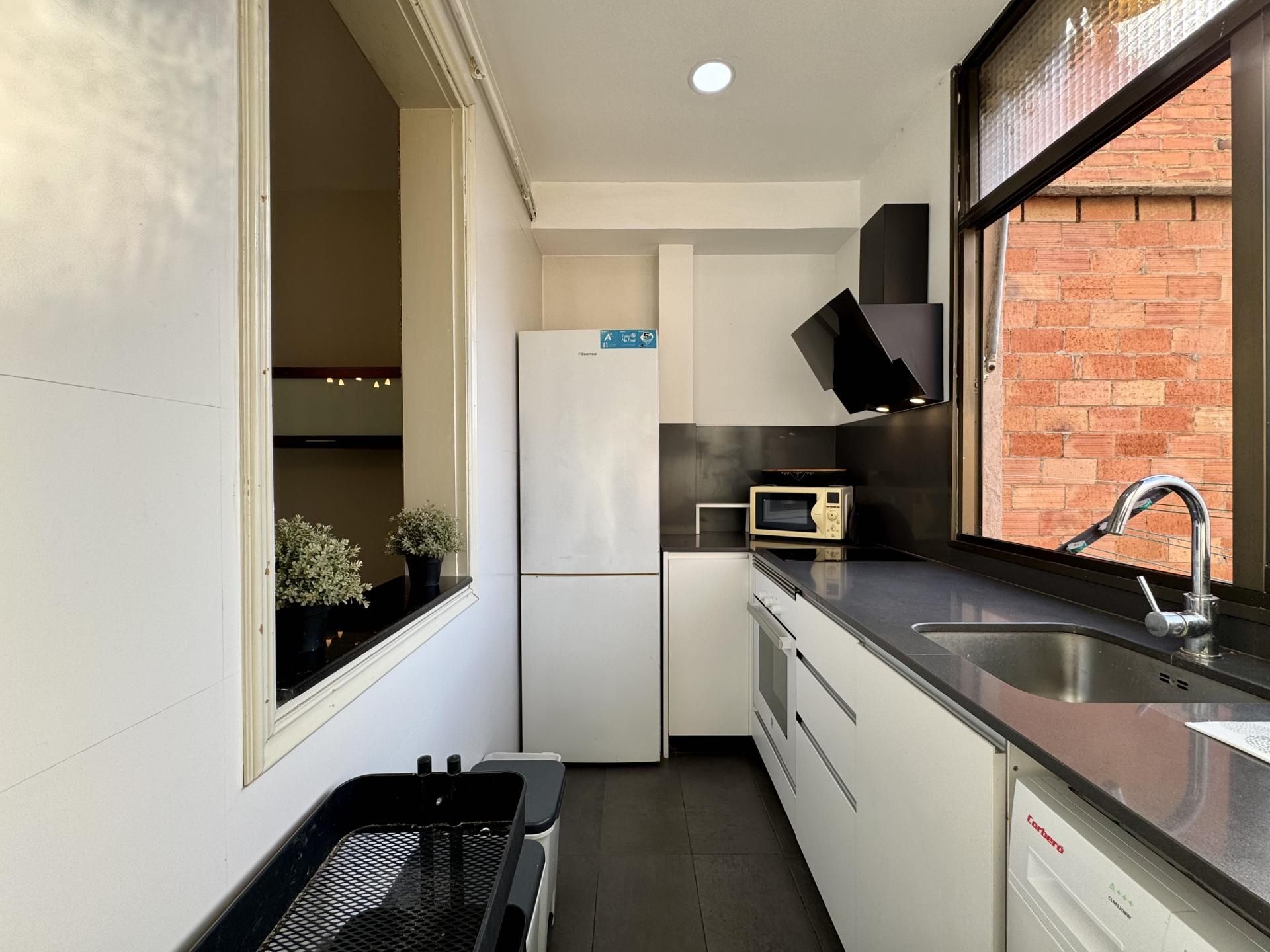 Kitchen of Flat for sale in L'Hospitalet de Llobregat  with Heating, Oven and Microwave