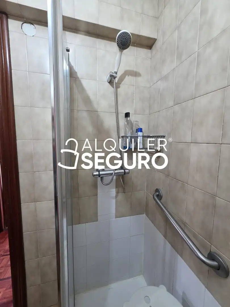 Baño de Piso de alquiler en Burgos con Calefacción, Terraza y Amueblado