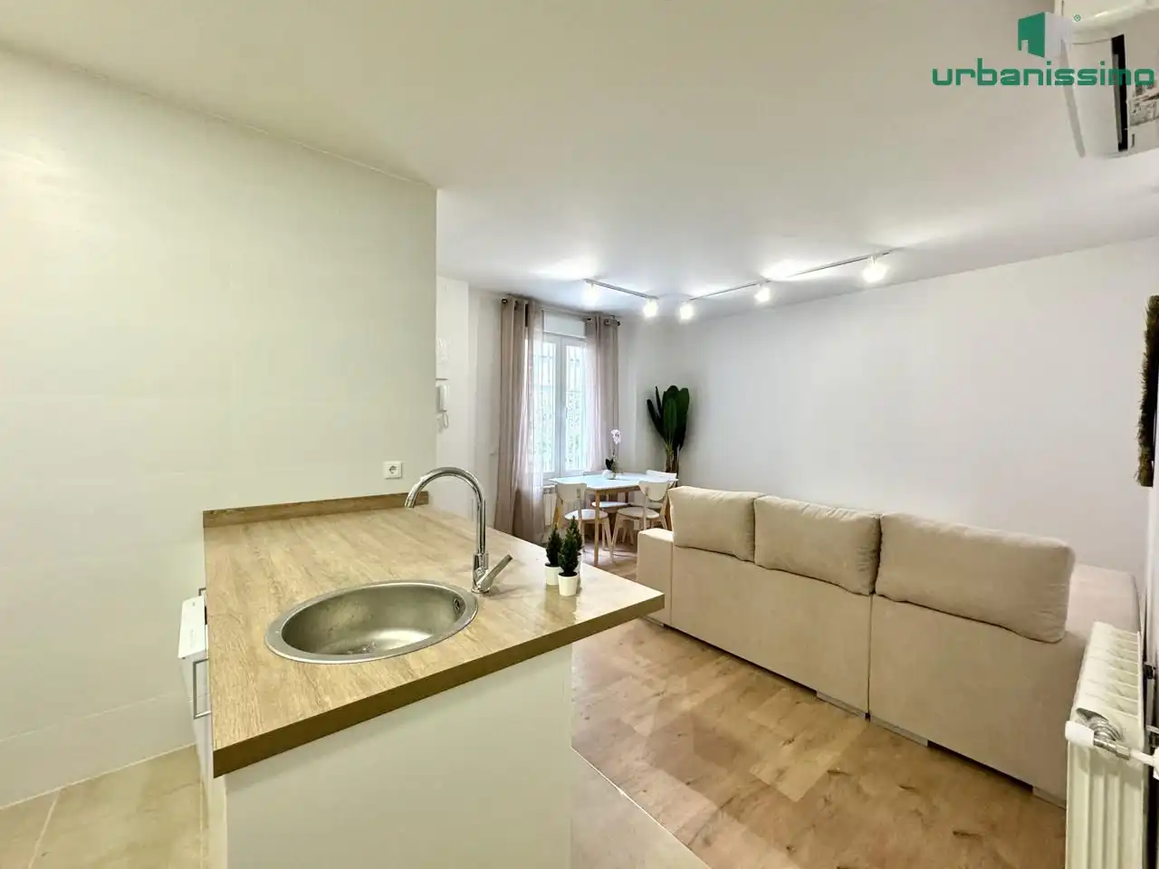 Sala d'estar de Apartament de lloguer en Madrid amb Aire condicionat, Calefacció i Moblat