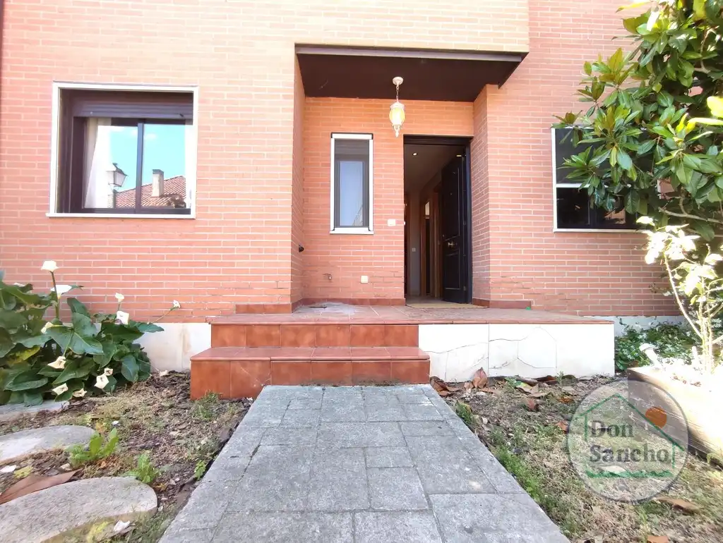 Vista exterior de Casa adosada en venta en Viana de Cega con Calefacción, Jardín privado y Terraza