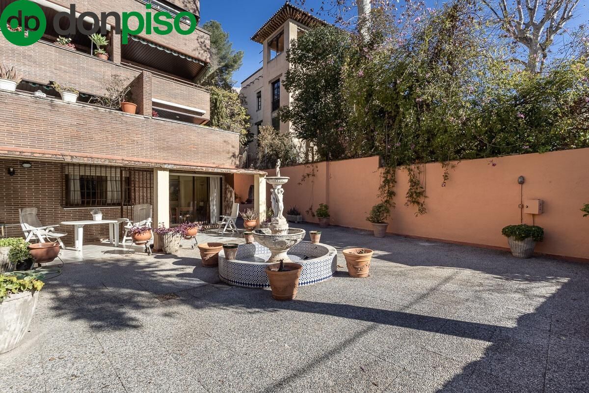 Außenansicht von Wohnung zum Verkauf in  Granada Capital mit Privatgarten, Abstellraum und Gemeinschaftspool