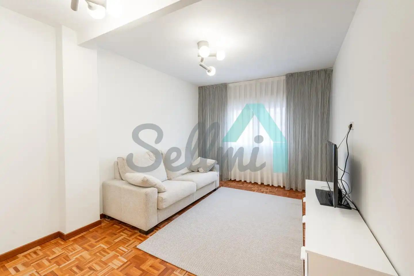 Sala de estar de Piso de alquiler en Gijón  con Calefacción, Parquet y Amueblado