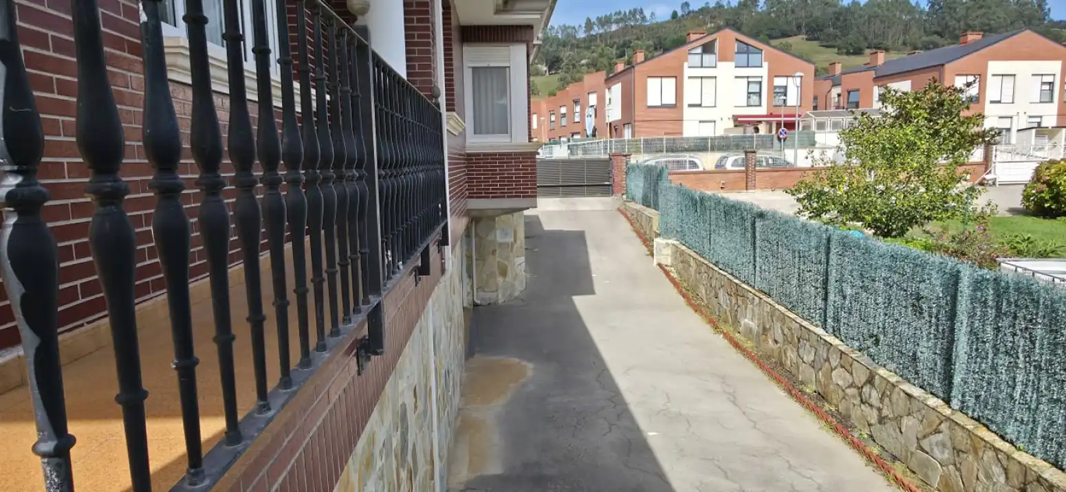 Vista exterior de Casa o xalet en venda en Piélagos amb Jardí privat i Parquet
