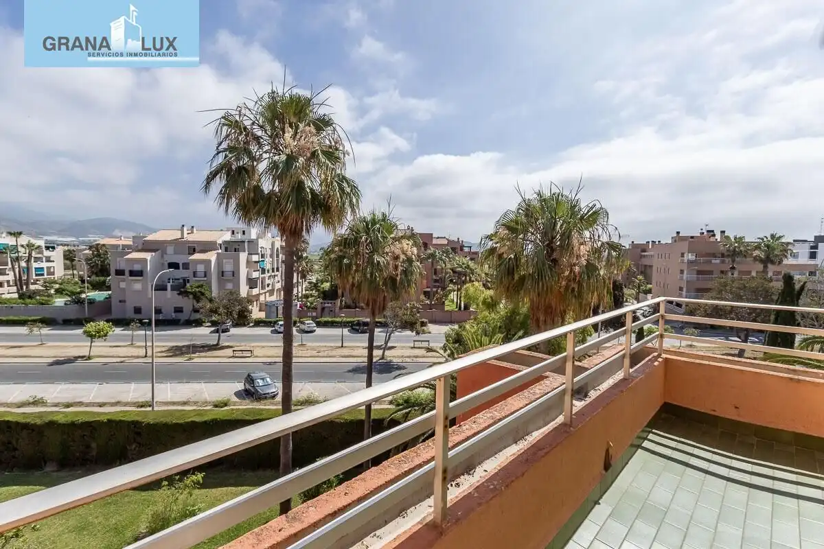 Vista exterior de Dúplex en venda en Salobreña amb Terrassa i Piscina comunitària