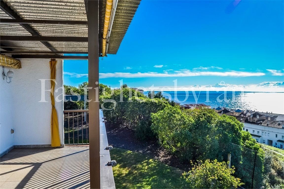 Vista exterior de Casa o xalet en venda en Vélez-Málaga amb Jardí privat, Terrassa i Piscina