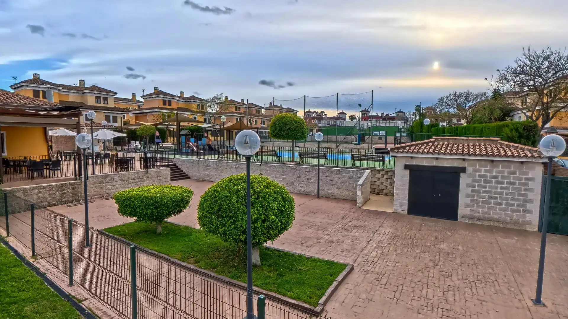 Vista exterior de Casa adosada en venda en Espartinas amb Jardí privat, Terrassa i Piscina comunitària