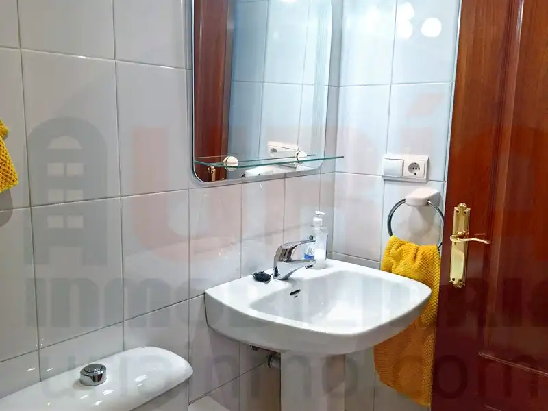 Bathroom of Flat for rent in Oviedo   with Heating, Storage room and Furnished
