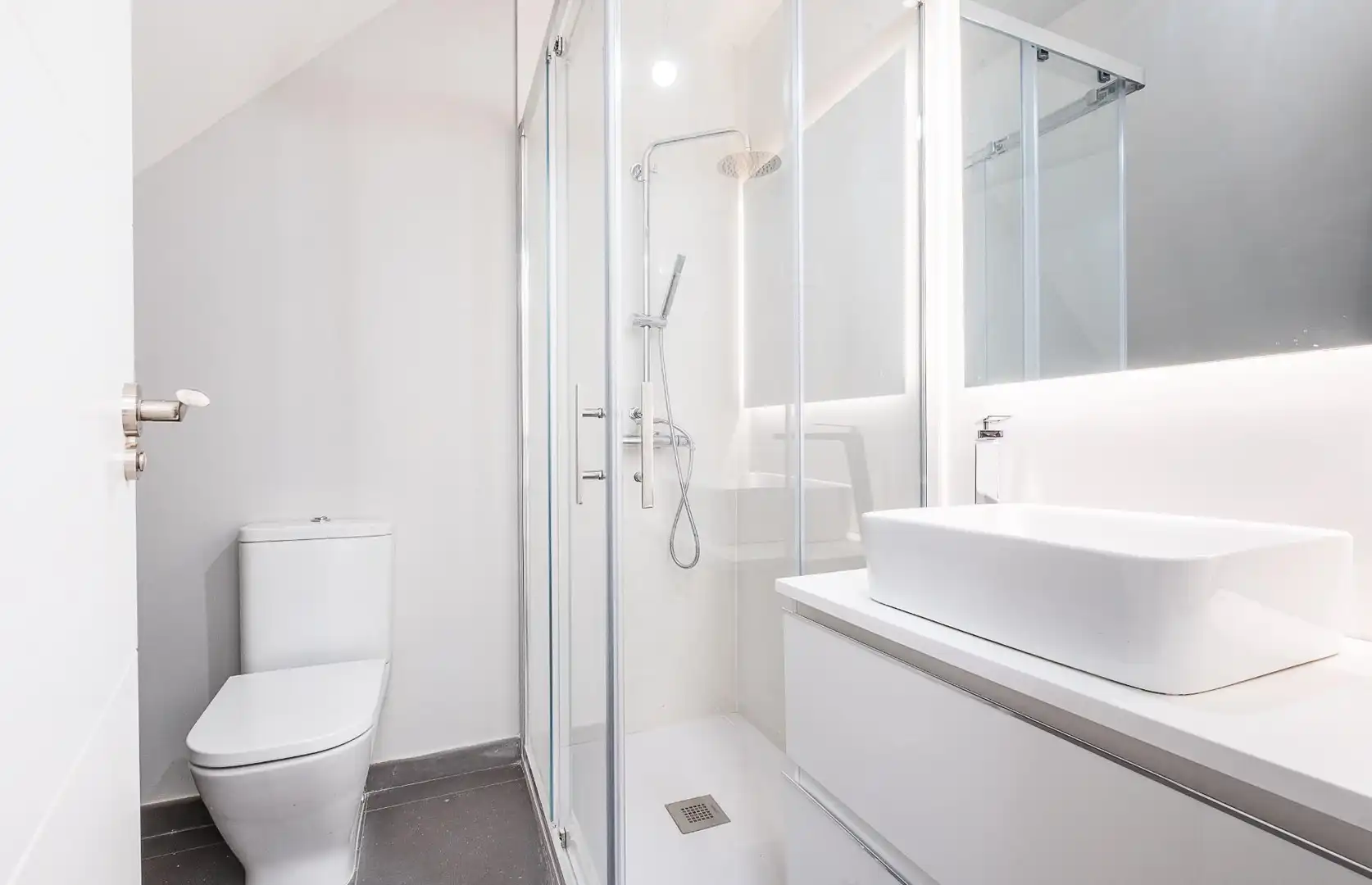 Badezimmer von Dachboden zum Verkauf in Madrid mit Klimaanlage, Heizung und Privatgarten