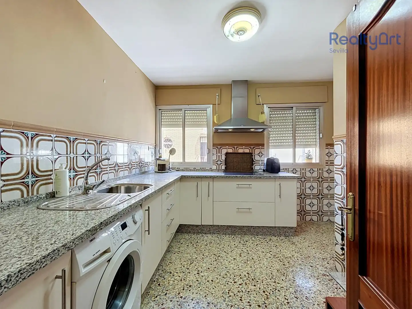 Cuina de Casa o xalet en venda en Sevilla amb Aire condicionat, Terrassa i Balcó