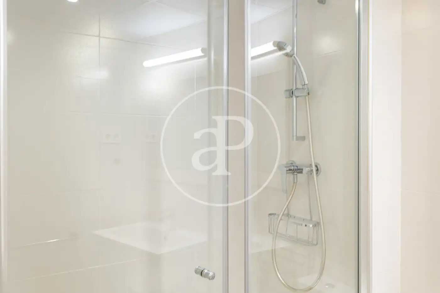 Badezimmer von Wohnung zum Verkauf in Barcelona mit Klimaanlage, Heizung und Balkon