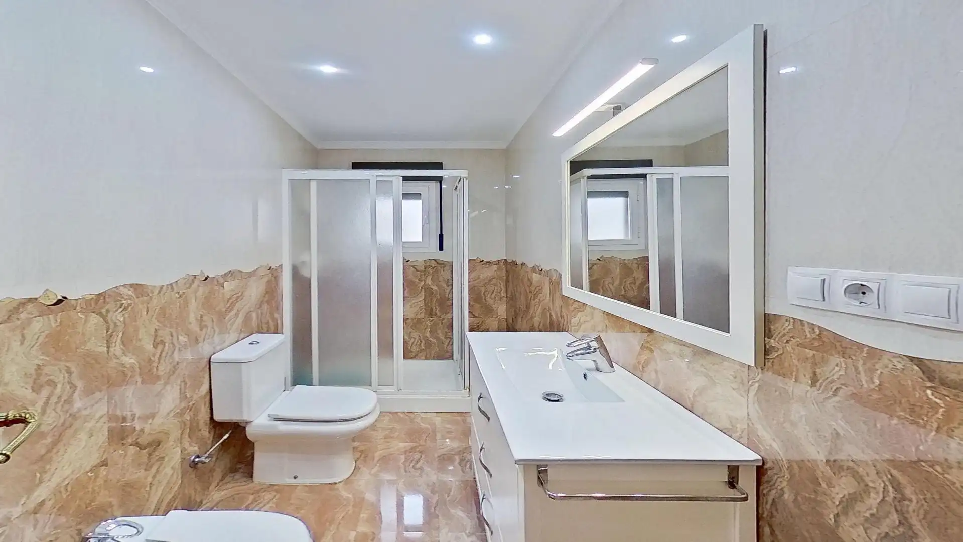 Badezimmer von Wohnung zum Verkauf in Huétor Tájar mit Klimaanlage