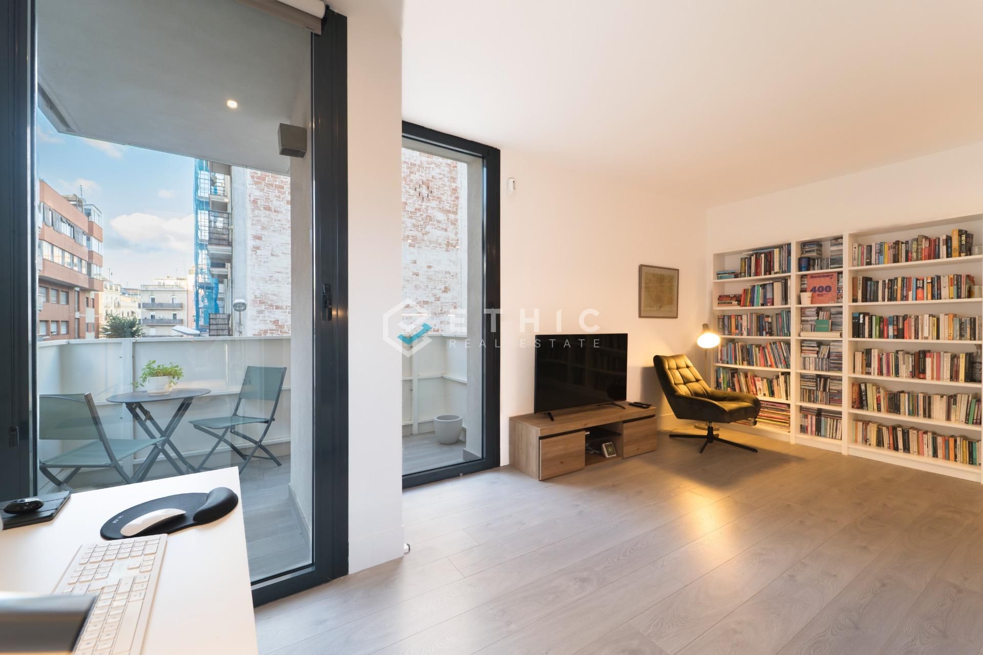 Living room of Flat for sale in  Barcelona Capital  with Air Conditioner, Heating and Parquet flooring