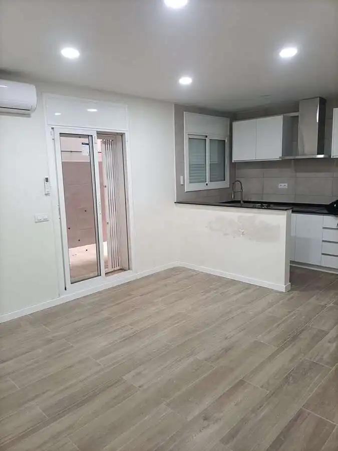 Cuina de Pis en venda en Cornellà de Llobregat amb Aire condicionat