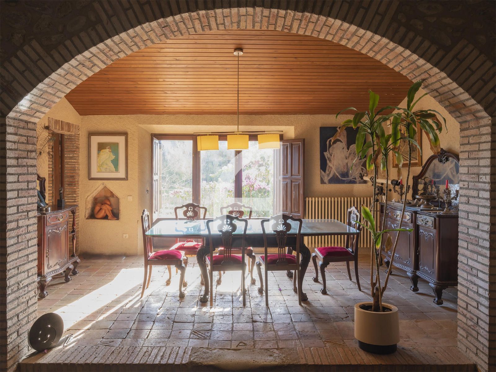 Menjador de Finca rústica en venda en Sant Miquel de Fluvià amb Calefacció, Piscina i Moblat