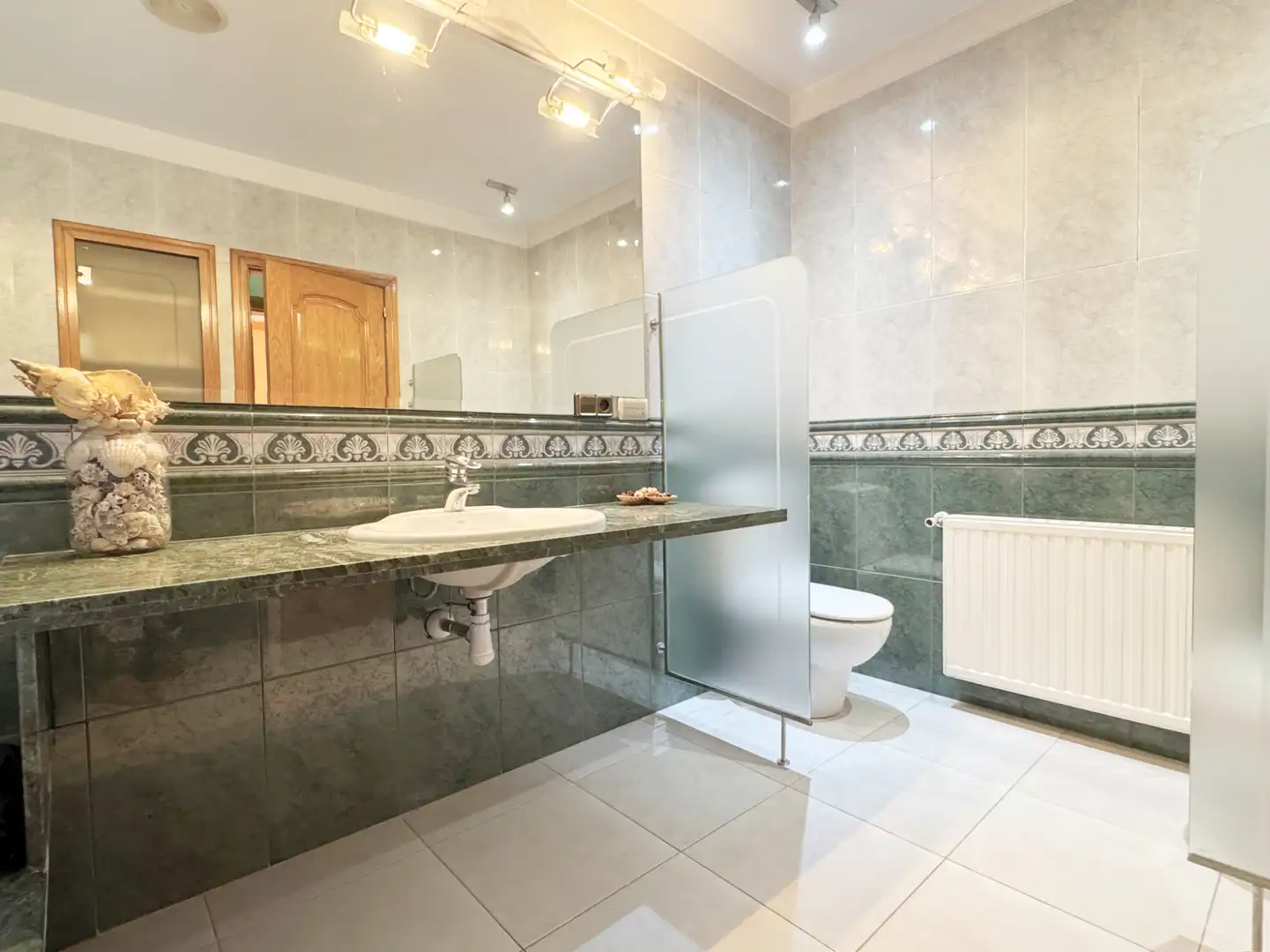 Bathroom of Houses for sale in Viladamat  with Air Conditioner, Heating and Private garden