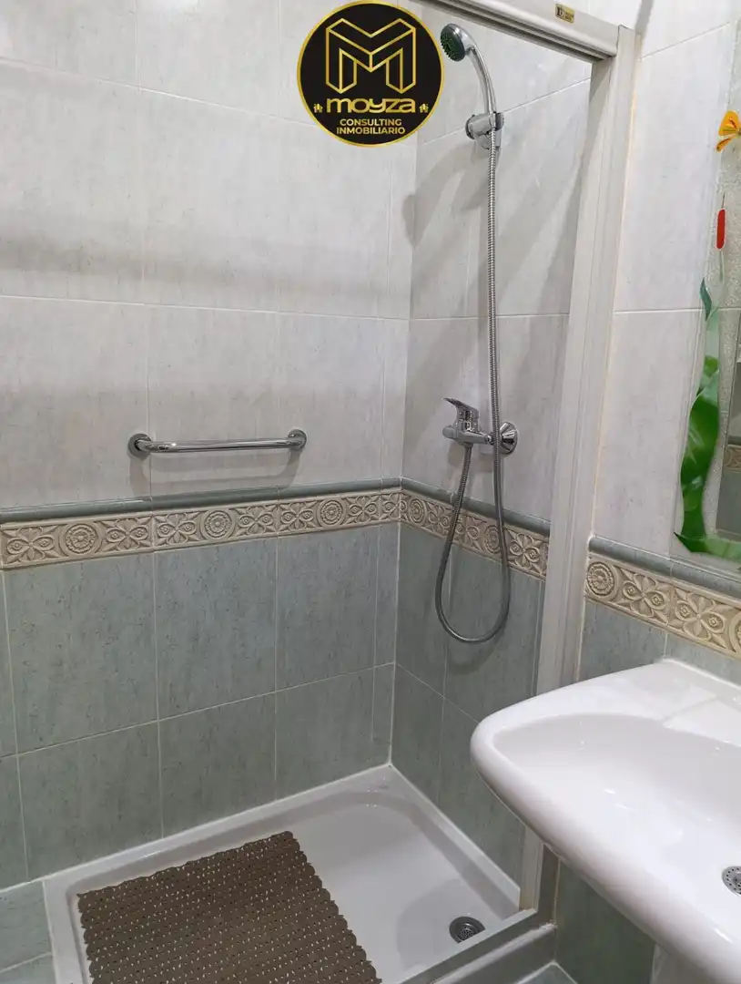 Badezimmer von Wohnung zur Miete in Jaén mit Klimaanlage und Heizung